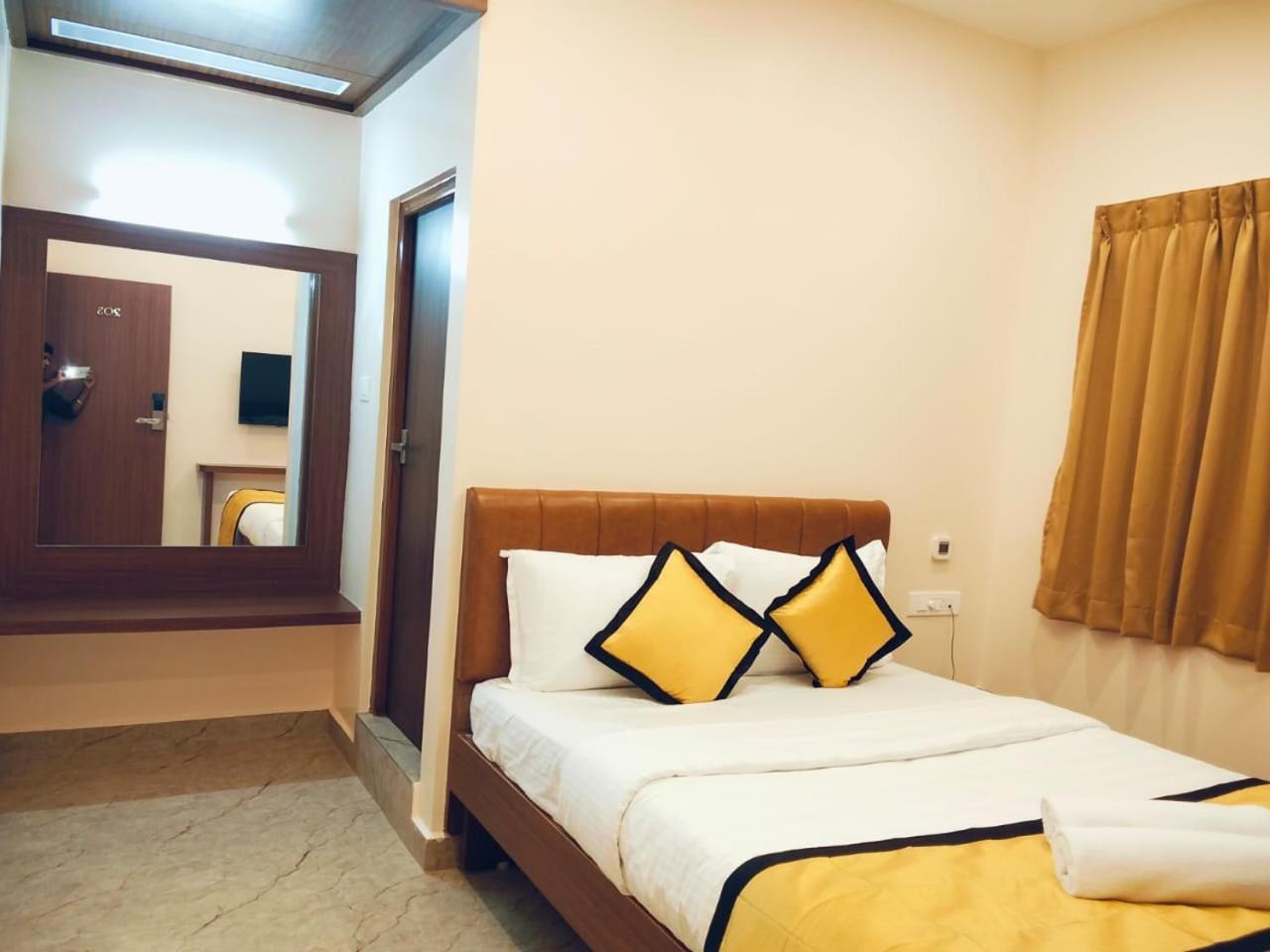 Uj Pallazzio - Business Class Luxury Hotel Tiruvannamalai Bagian luar foto