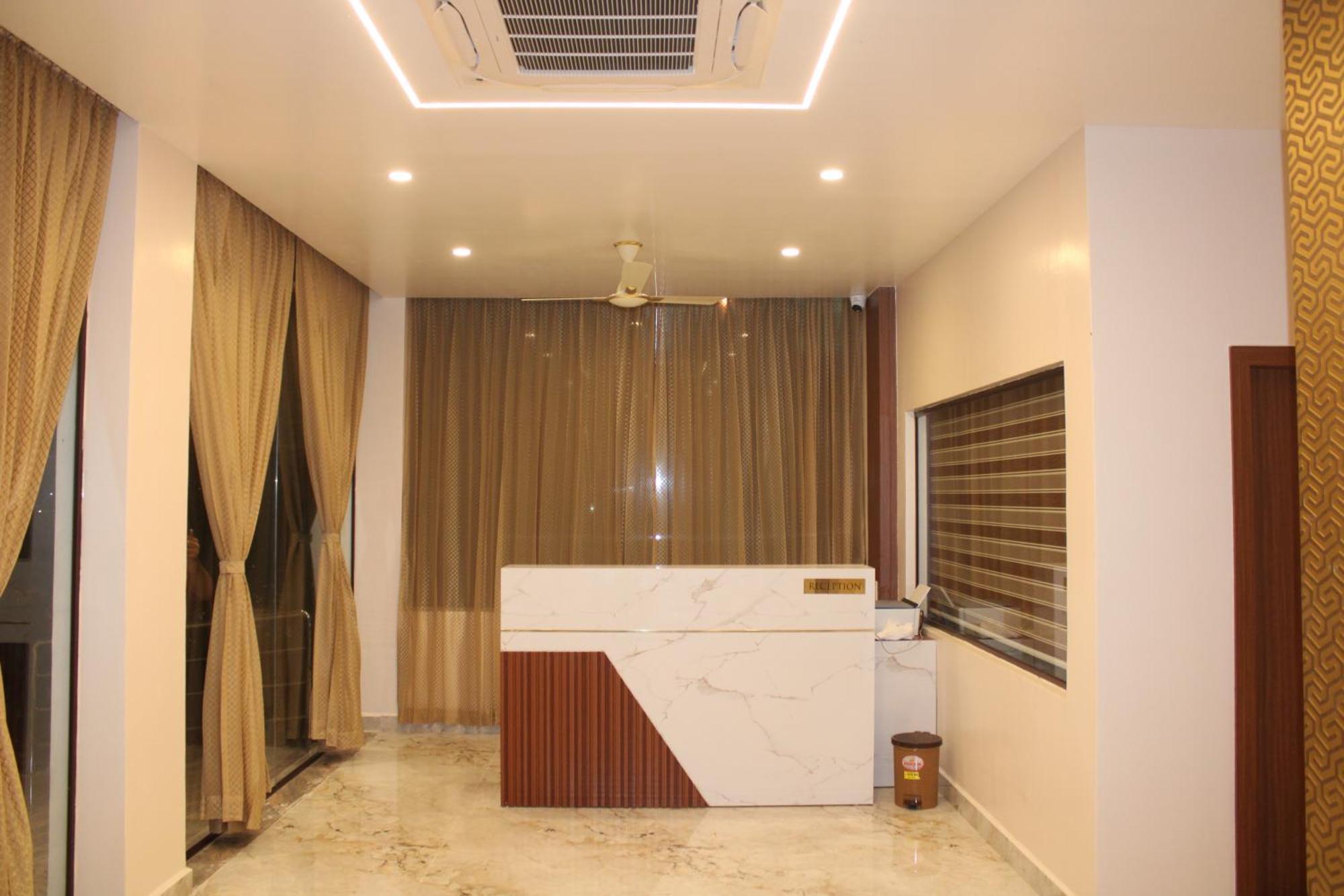 Uj Pallazzio - Business Class Luxury Hotel Tiruvannamalai Bagian luar foto