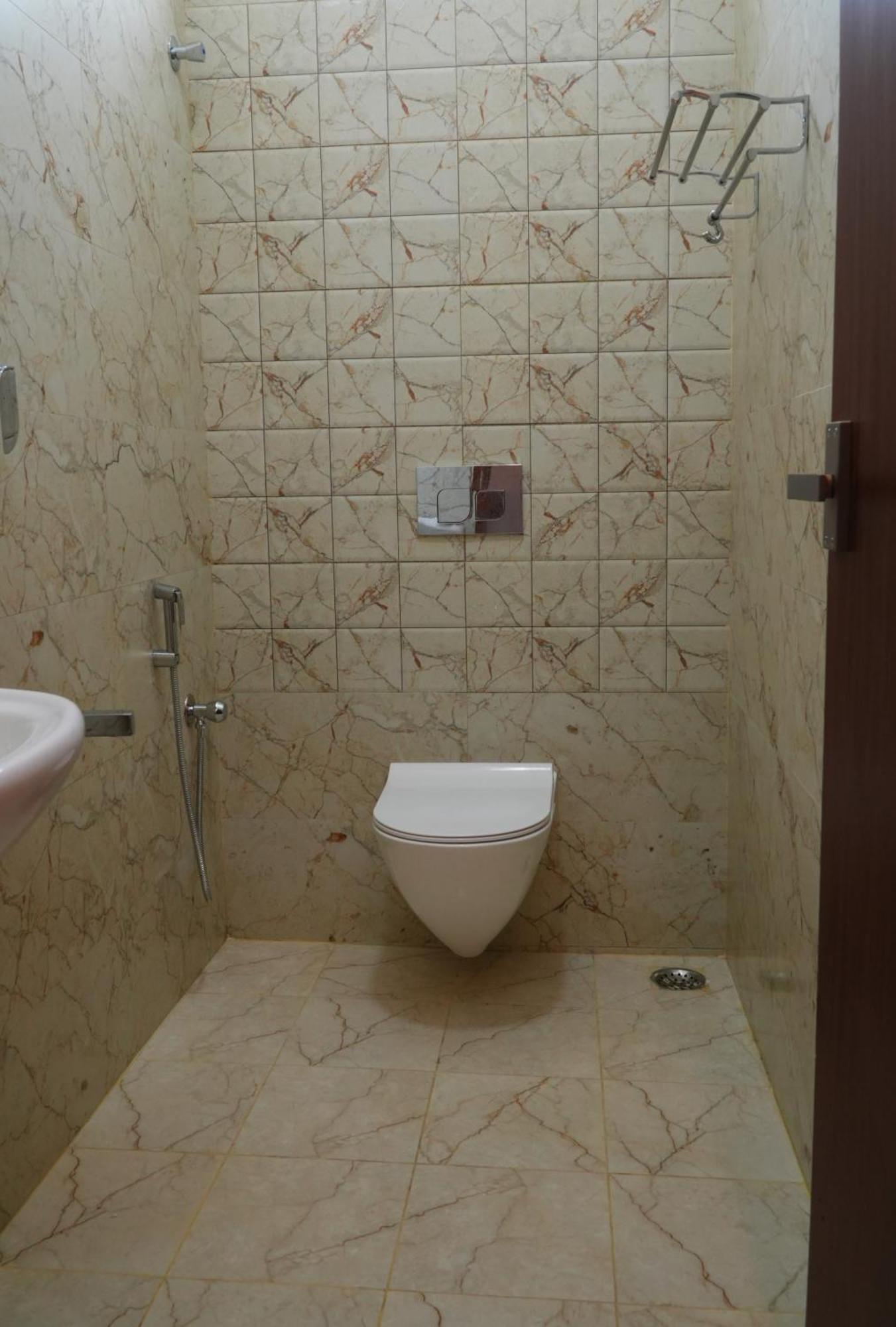 Uj Pallazzio - Business Class Luxury Hotel Tiruvannamalai Bagian luar foto