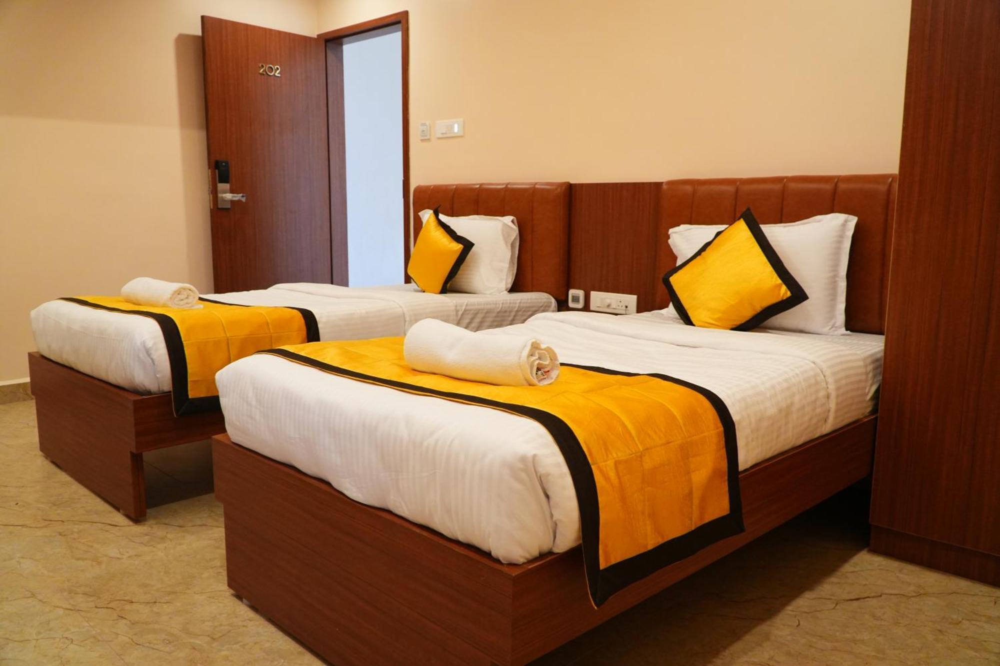Uj Pallazzio - Business Class Luxury Hotel Tiruvannamalai Bagian luar foto