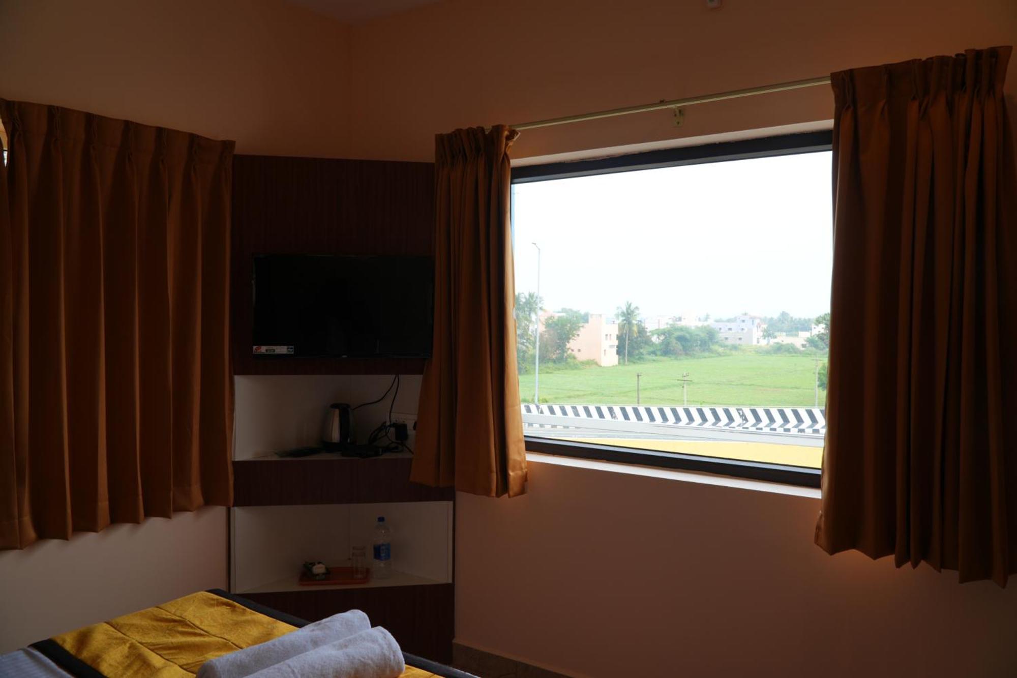 Uj Pallazzio - Business Class Luxury Hotel Tiruvannamalai Bagian luar foto
