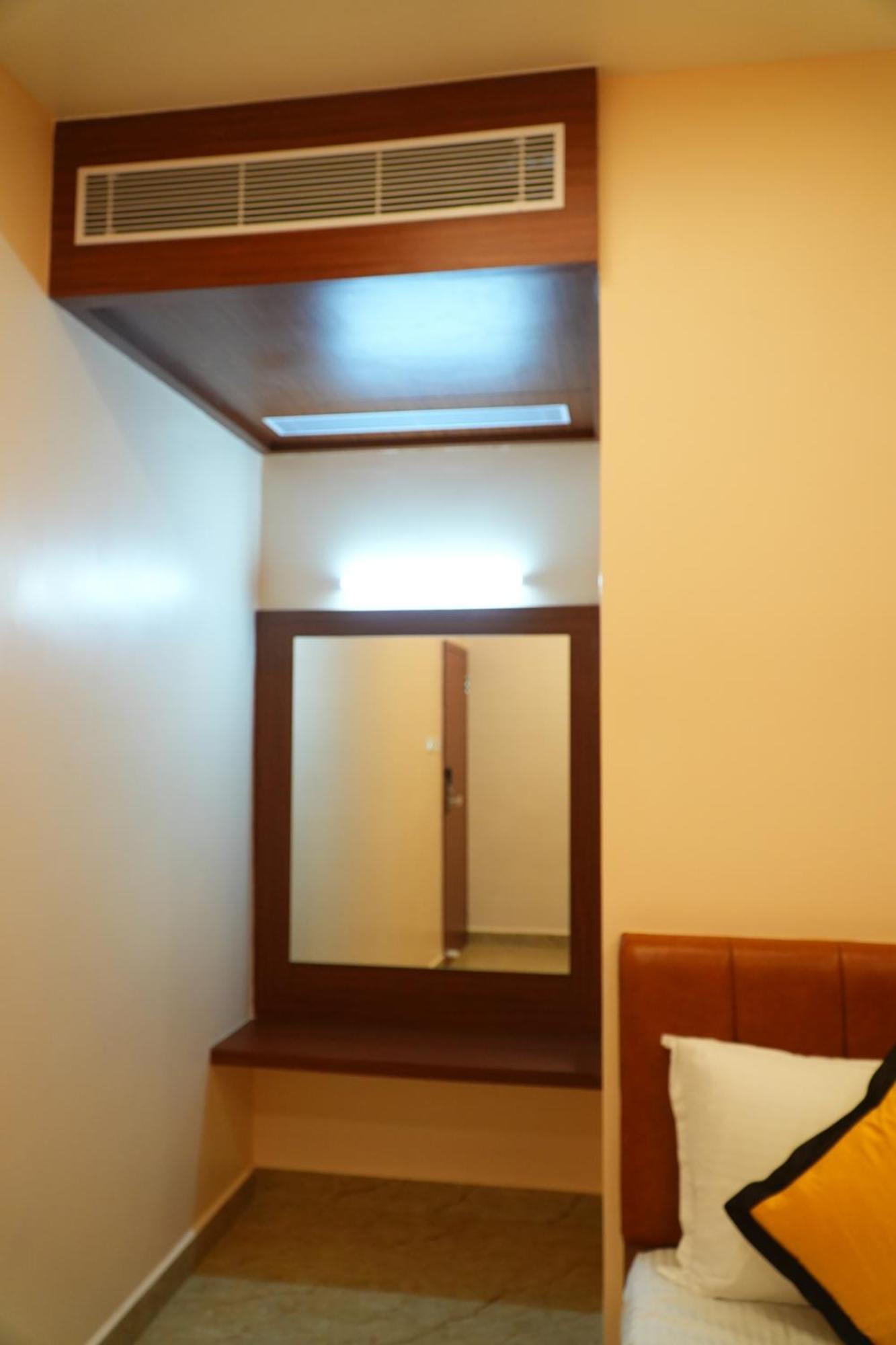 Uj Pallazzio - Business Class Luxury Hotel Tiruvannamalai Bagian luar foto