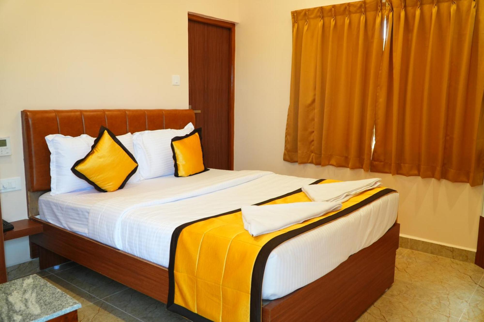 Uj Pallazzio - Business Class Luxury Hotel Tiruvannamalai Bagian luar foto